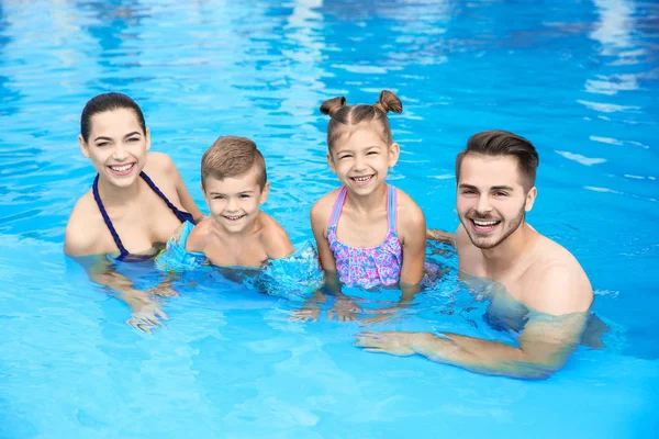 Familia Joven Con Niños Pequeños Piscina Día Soleado —  Fotos de Stock