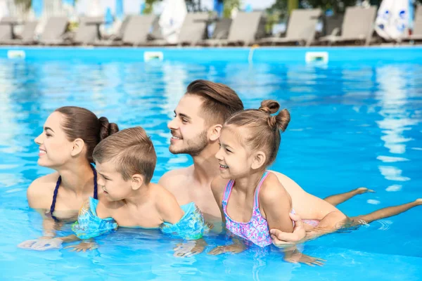 Família Jovem Com Crianças Pequenas Piscina Dia Ensolarado — Fotografia de Stock