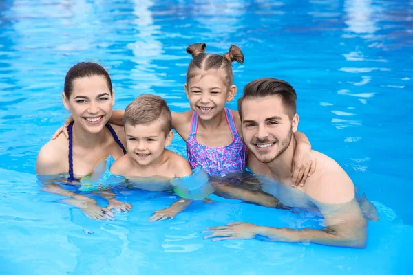 Ung Familj Med Små Barn Poolen Solig Dag — Stockfoto