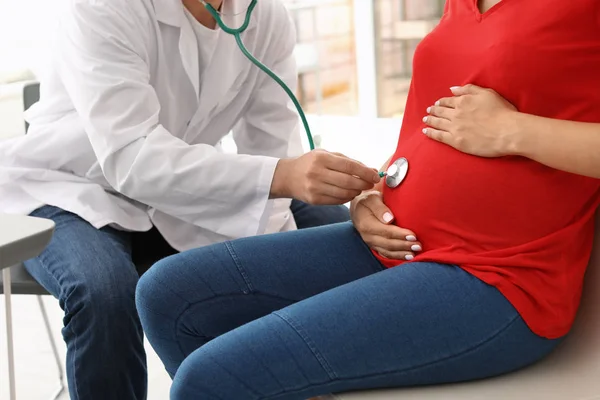 Mladí Lékaři Vyšetřují Těhotná Žena Nemocnici Konzultace Pacienty — Stock fotografie