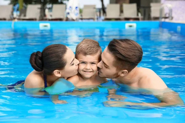 Güneşli Yüzme Havuzunda Küçük Oğlu Ile Genç Aile — Stok fotoğraf
