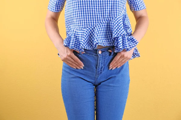 Donna Elegante Jeans Blu Sfondo Colore — Foto Stock