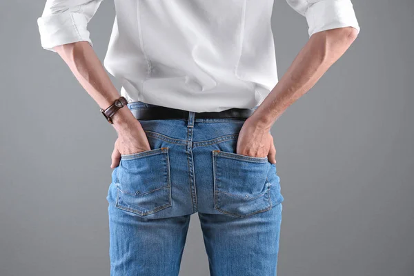 Hombre Pantalones Vaqueros Azules Con Estilo Sobre Fondo Gris — Foto de Stock