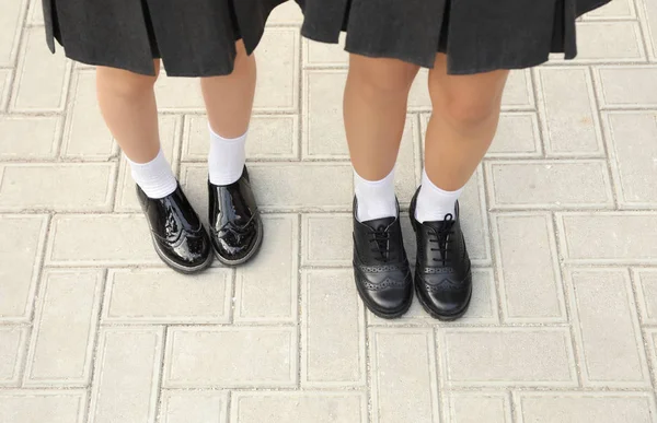 Meninas Uniforme Escolar Elegante Livre Foco Pernas — Fotografia de Stock