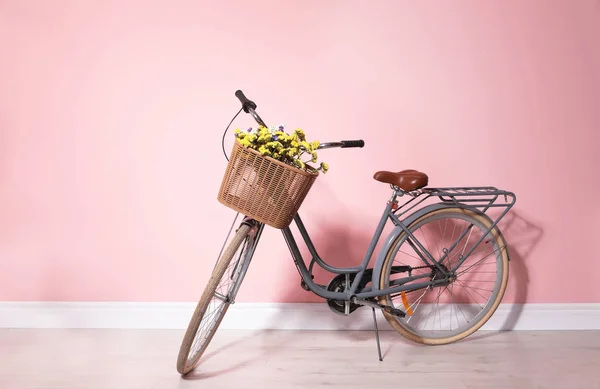 Bicicleta Retro Com Cesta Vime Perto Parede Cor — Fotografia de Stock