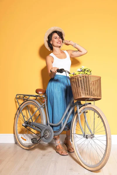 Retrato Bela Jovem Com Bicicleta Perto Parede Cor — Fotografia de Stock