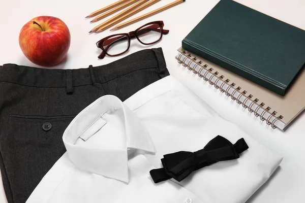 Schuluniform Für Jungen Und Schreibwaren Auf Weißem Hintergrund — Stockfoto