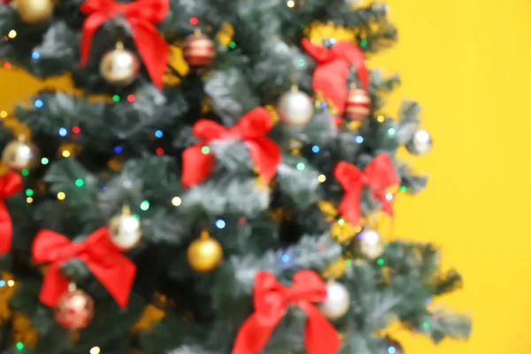 Árvore Natal Borrada Contra Fundo Cor Tempo Celebração — Fotografia de Stock