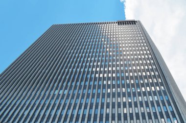 Güneşli güzel gökdelen. Modern mimari tasarım