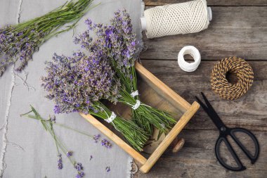 Masaya lavanta çiçek ile düz yatıyordu kompozisyon