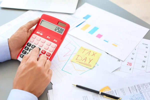 Belasting Accountant Werken Met Rekenmachine Aan Tafel — Stockfoto