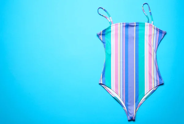 Einteiliger Badeanzug Auf Farbigem Hintergrund Ansicht Von Oben — Stockfoto