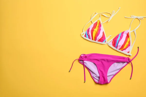Stijlvolle Bikini Kleur Achtergrond Bovenaanzicht — Stockfoto
