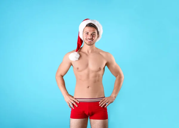 Shirtless Joven Santa Claus Con Cuerpo Sexy Fondo Color —  Fotos de Stock