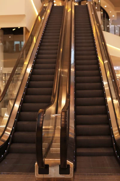 Σύγχρονη Κυλιόμενες Σκάλες Κιγκλιδώματα Στο Εμπορικό Κέντρο — Φωτογραφία Αρχείου