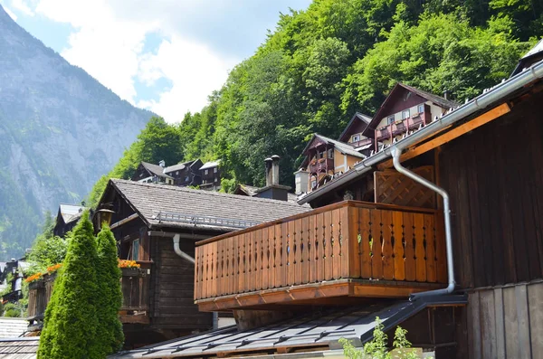 Pittoresca Vista Della Città Con Bellissimi Edifici Vicino Alle Montagne — Foto Stock