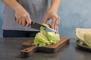 Kadın kesme olgun lahana masada, portre