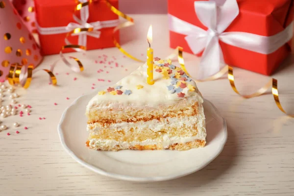 Fetta Deliziosa Torta Compleanno Con Candela Sul Tavolo — Foto Stock