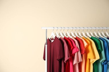 Birçok t-shirt açık renkli üzerinde gökkuşağı renk düzeni asılı