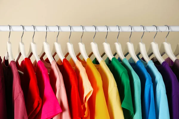 Viele Shirts Hängen Der Reihenfolge Der Regenbogenfarben Nahaufnahme — Stockfoto