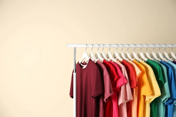 Muitas Camisetas Penduradas Ordem Cores Arco Íris Fundo Claro — Fotografia de Stock