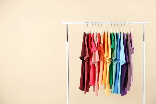 Många Shirts Hängande Ordning Regnbågens Färger Ljus Bakgrund — Stockfoto