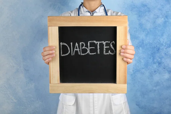 Médico Sosteniendo Pizarra Con Palabra Diabetes Sobre Fondo Color — Foto de Stock