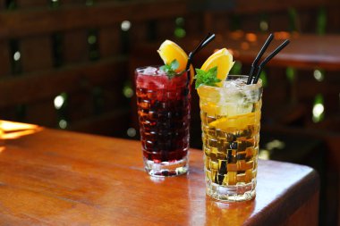 Masada buz ile lezzetli kokteyller bardak