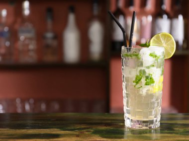 Masada buz ile lezzetli kokteyl cam çubuk