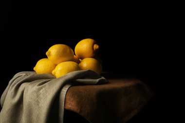 Koyu arka plan karşı masada olgunlaşmış bütün limon