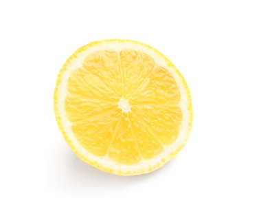 Beyaz arka plan üzerinde olgunlaşmış taze limon dilimli