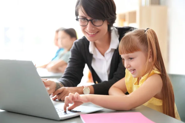 Profesora Ayudando Niño Con Una Tarea Escuela — Foto de Stock