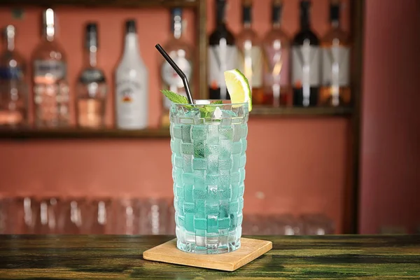 Glas Mit Leckeren Cocktails Und Eiswürfeln Auf Der Theke Der — Stockfoto