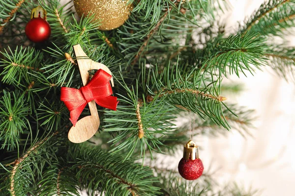 杉木树与木笔记和装饰 圣诞音乐概念 — 图库照片