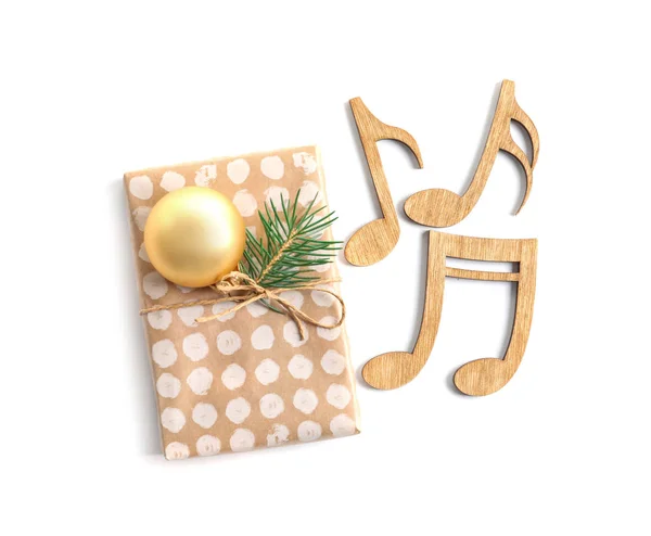 白色背景的木制便笺和礼品盒 圣诞音乐概念 — 图库照片