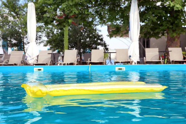 Materasso Gonfiabile Galleggiante Piscina Nella Giornata Sole — Foto Stock