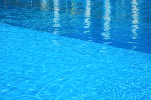 Klares Erfrischungswasser Schwimmbad — Stockfoto