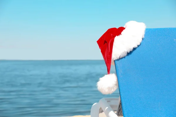 Fotel Kapelusz Autentyczny Święty Mikołaj Plaży — Zdjęcie stockowe