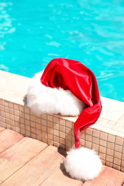 Автентичний Санта Клауса Капелюх Біля Басейну Курорті — стокове фото