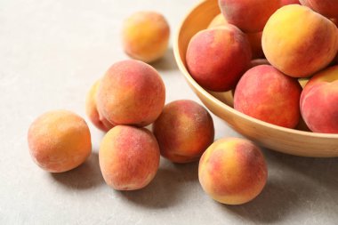 Tablo, closeup birçok lezzetli olgun şeftali