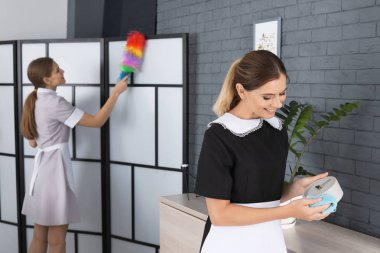 Kapalı tek tip temizlik içinde profesyonel Room'da