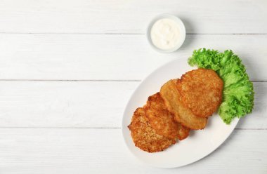 Lezzetli patates börek ve ahşap masa, üstten görünüm sosu ile plaka