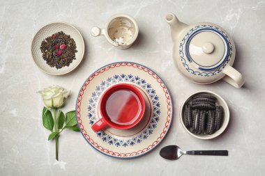 Sıcak çay ve kurabiye gri arka plan üzerinde düz yatıyordu kompozisyonu