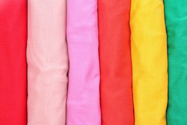 Birçok moda renkli tişörtler, görünümü kapatın