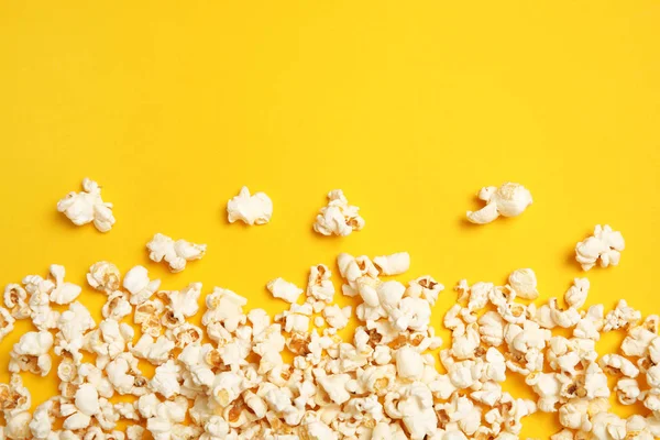 Leckeres Frisches Popcorn Auf Farbigem Hintergrund Draufsicht — Stockfoto