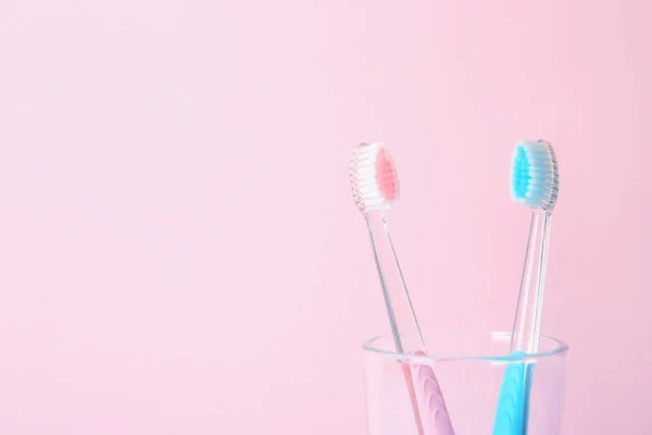 Cup Toothbrushes Color Background — Stock Photo, Image