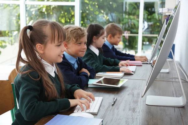 Niños Pequeños Con Elegante Uniforme Escolar Escritorios Con Computadoras — Foto de Stock
