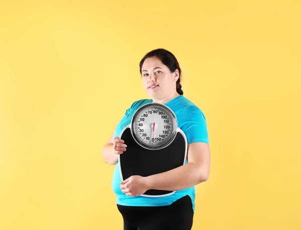 Mujer Con Sobrepeso Ropa Deportiva Con Escamas Fondo Color —  Fotos de Stock