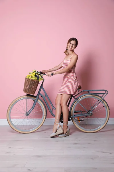Retrato Mulher Bonita Com Bicicleta Perto Parede Cor — Fotografia de Stock