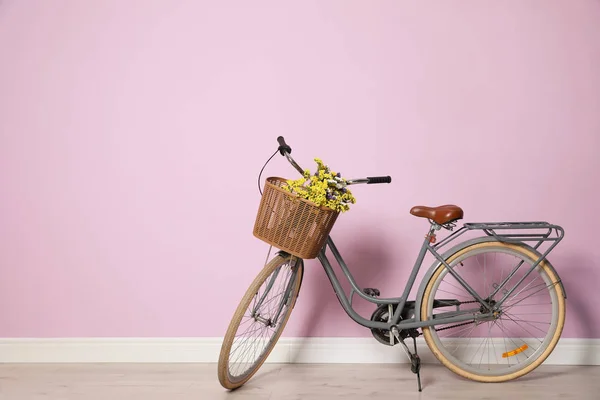 Retro Rower Wiklinowym Koszu Pobliżu Kolor Ściany — Zdjęcie stockowe
